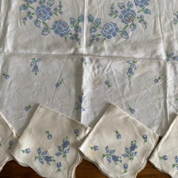 Adoption fundraiser-Vintage table cloth and napkins - Picture 6 of 8